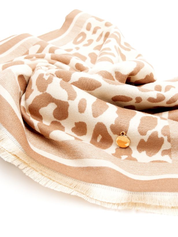 Pañuelo grande de lana con estampado animal print en color beige y crudo, de Rinascimento