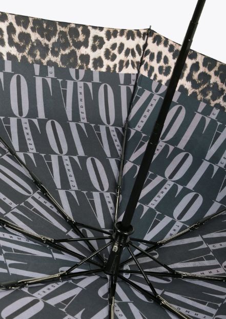Paraguas con estampado logotipo en negro con franja animal print, de Lola Casademunt