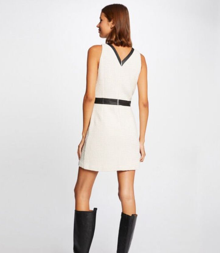 Vestido de tweed en color crudo con detalles de piel sintética en negro, de Morgan de Toi