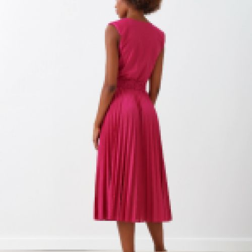 Vestido de punto con lurex en color fucsia con cuello cascada, falda plisada y cinturón de Rinascimento
