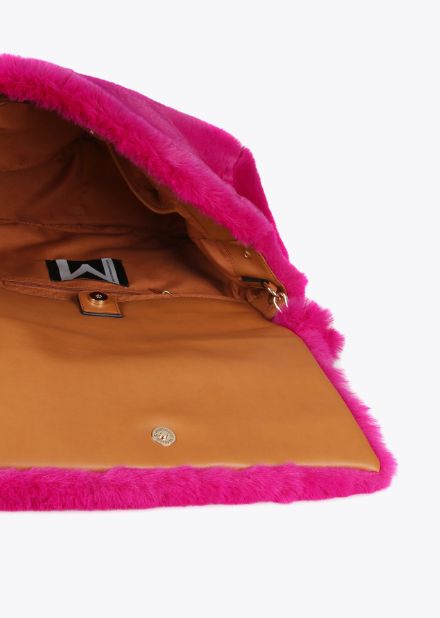 Bolso de pelo sintético en color fucsia con detalle M metálica, de Lola Casademunt
