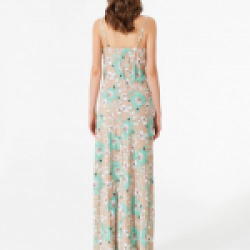 Vestido de gasa largo con estampado floral en tonos tierra y aloe, escote pico con broche flor, de Rinascimento