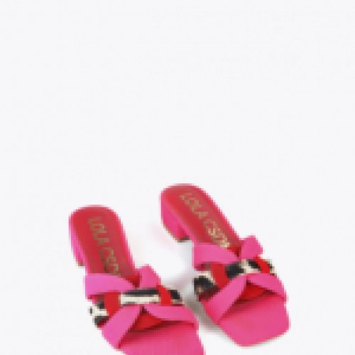 Sandalia con tacón cuadrado bajo combinada en fucsia, rojo y animal print de Lola Casademunt