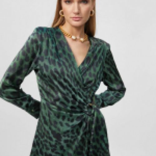 Vestido cruzado con estampado animal print en color verde, de Lola Casademunt