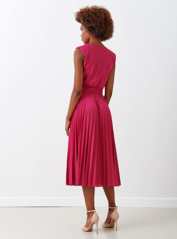 Vestido de punto con lurex en color fucsia con cuello cascada, falda plisada y cinturón de Rinascimento
