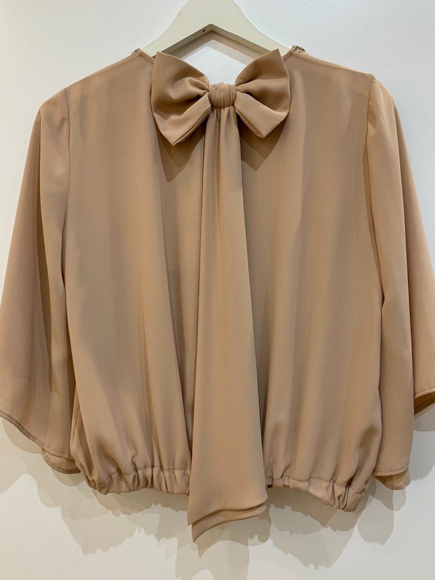 BLUSA DE GASA CORTA CON LAZADA EN LA ESPALDA