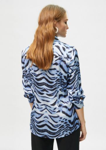 Blusa sedosa de estilo camisero, estampada en animal print combinando azules y negro, de Lola Casademunt