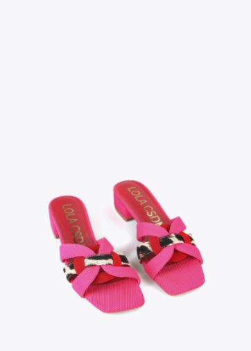 Sandalia con tacón cuadrado bajo combinada en fucsia, rojo y animal print de Lola Casademunt