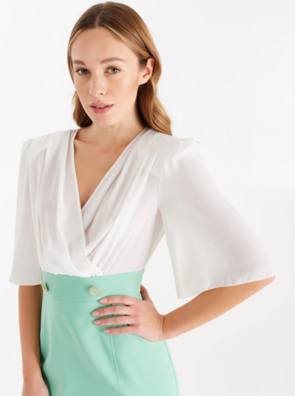 Vestido combinado con blusa de gasa en blanco y falda tubo en color aloe con detalle botones en cintura de Rinascimento