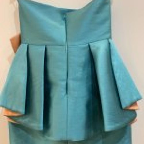 VESTIDO PALABRA DE HONOR DE SEDA SALVAJE EN COLOR TURQUESA CON DETALLES COLOR SALMÓN DE NURIBEL COUTURE
