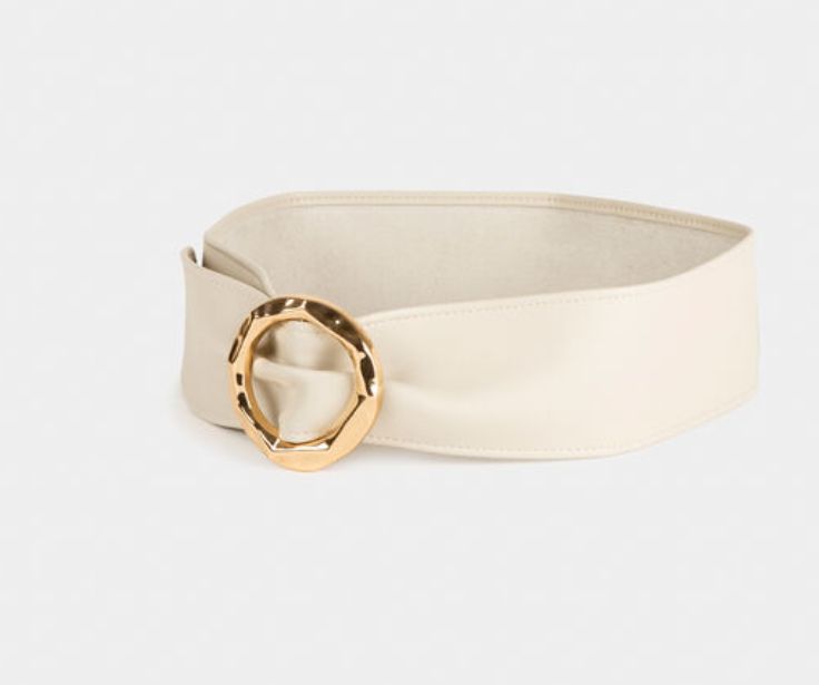 Cinturón de piel ecológica en color hielo con hebilla circular dorada de Morgan de Toi