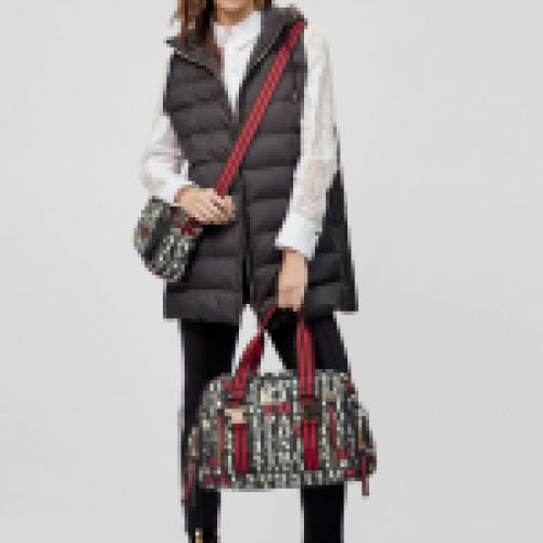 Chaleco acolchado largo en color negro con mensaje a contraste en capucha, de Lola Casademunt