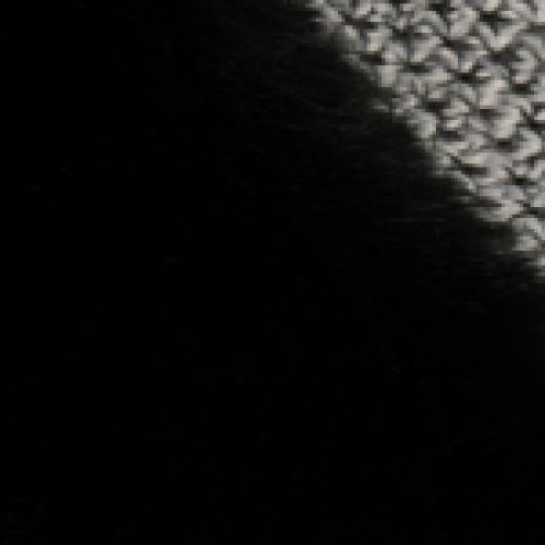 Capa de punto en color gris con capucha con pelo sintético en color negro, de Morgan de Toi