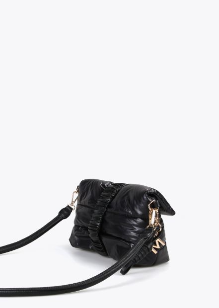 Bolso bandolera acolchado en color negro, cierre con M metálica, de Lola Casademunt