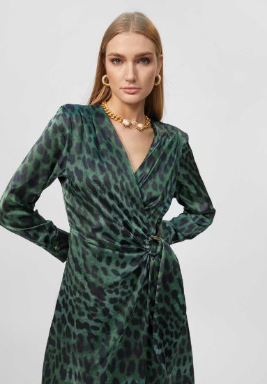 Vestido cruzado con estampado animal print en color verde, de Lola Casademunt
