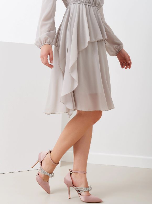 Vestido de gasa en color gris claro, de estilo romántico con detalle de broche lazo de cristal, de Rinascimento.
