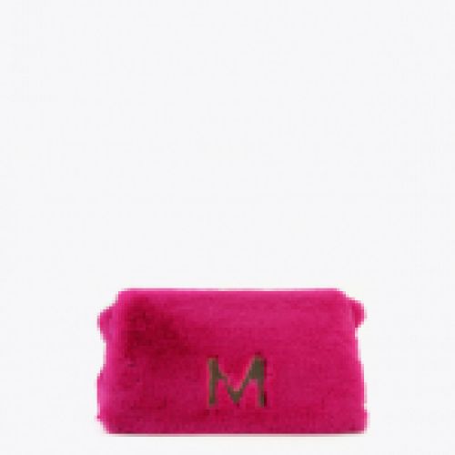 Bolso de pelo sintético en color fucsia con detalle M metálica, de Lola Casademunt