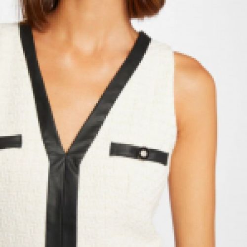 Vestido de tweed en color crudo con detalles de piel sintética en negro, de Morgan de Toi