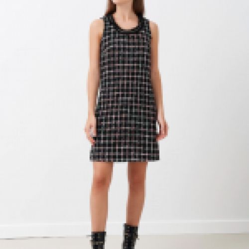 Vestido estilo chanel en color negro con contraste rosa y blanco de corte recto con detalle cadena en el cuello de Rinascimento