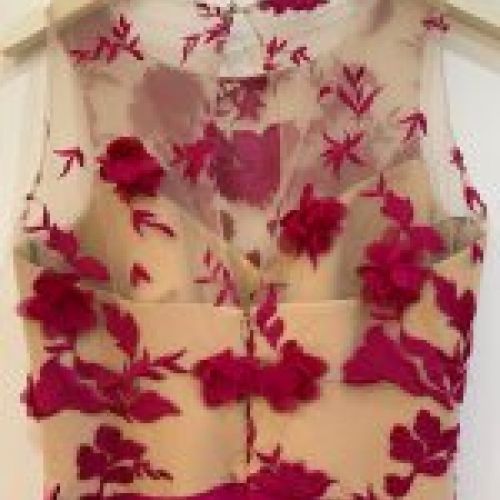MONO FÚCSIA CON FLORES SUPERPUESTAS DE NURIBEL COUTURE