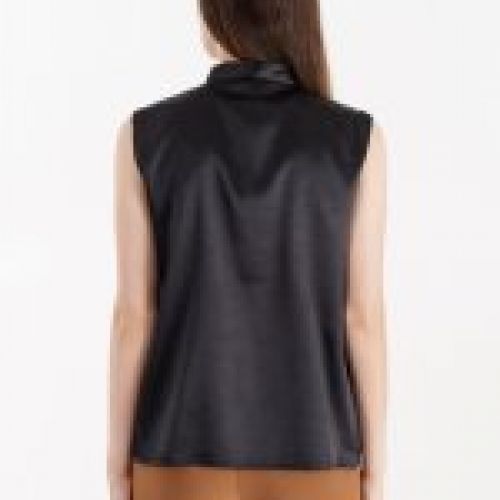 BLUSA SEDOSA EN COLOR NEGRO CON LAZADA DE RINASCIMENTO