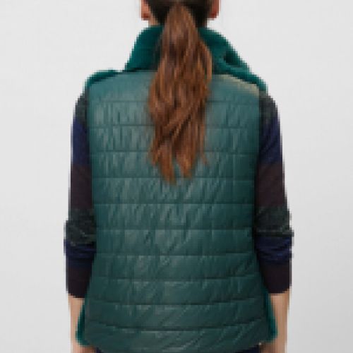 Chaleco de pelo sintético en color verde, parte trasera acolchada, de Lola Casademunt