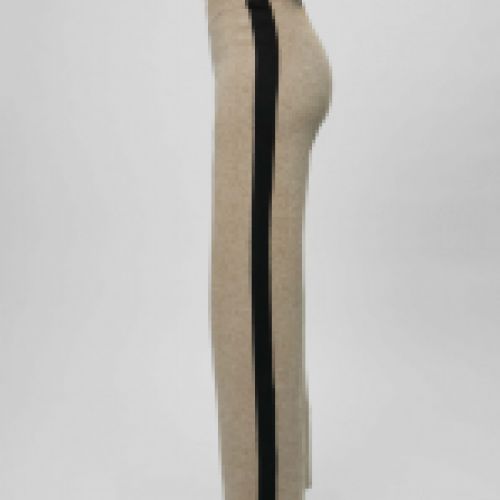 Pantalón de punto con cuerpo, en color beige con raya lateral en color negro, de Lola Casademunt