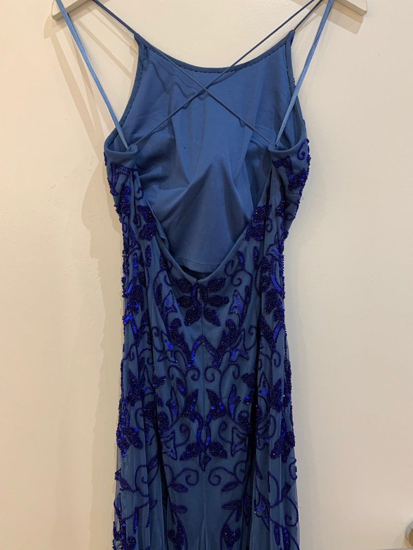 VESTIDO LARGO AZUL NOCHE CON PEDRERÍA Y ESPALDA DESCUBIERTA DE CRAZY LONDON