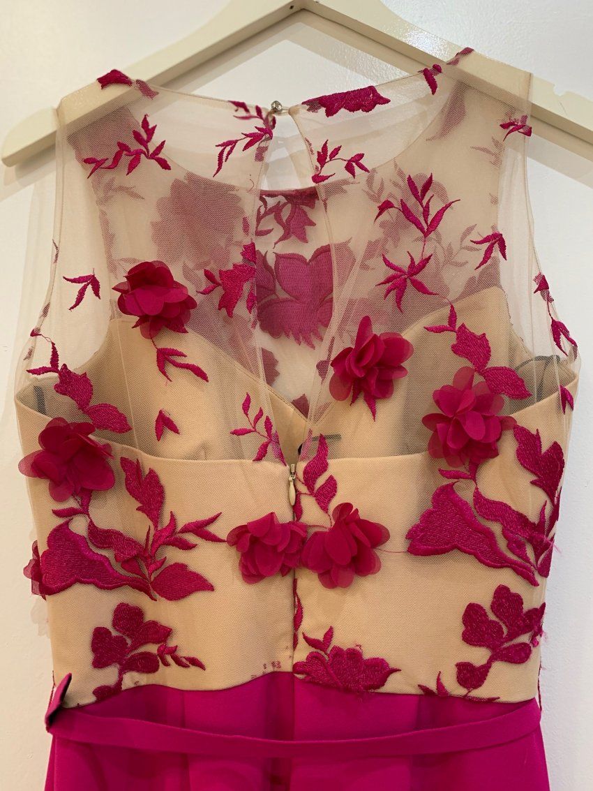 MONO FÚCSIA CON FLORES SUPERPUESTAS DE NURIBEL COUTURE