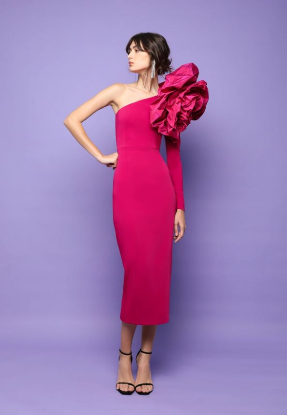 Vestido de crepe en color fúcsia intenso, largo midi con escote asimétrico y detalle volantes de tafetán, de Victoria Colección