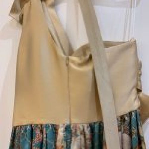 VESTIDO LARGO CUERPO ASIMÉTRICO DORADO Y FALDA ESTAMPADA AZUL DE NURIBEL