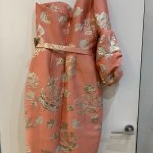 VESTIDO ASIMÉTRICO COLOR ROSA PEONÍA CON FLORES BROCADAS Y CINTURÓN DE NURIBEL