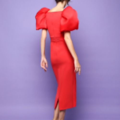 Vestido de crepe en color rojo, largo midi con falda cruzada y mangas princesa de organza y tul de Victoria Colección
