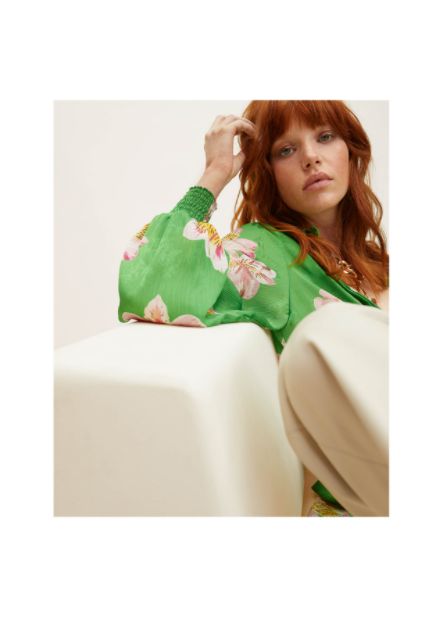 Blusa de estilo camisero en color verde con estampado floral, puños con goma, de Lola Casademunt