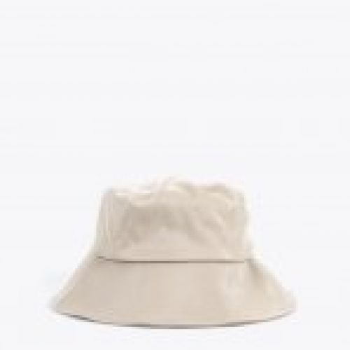 GORRO DE VINILO COLOR CREMA CON LOGO INTERIOR DE LOLA CASADEMUNT