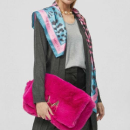 Bolso de pelo sintético en color fucsia con detalle M metálica, de Lola Casademunt