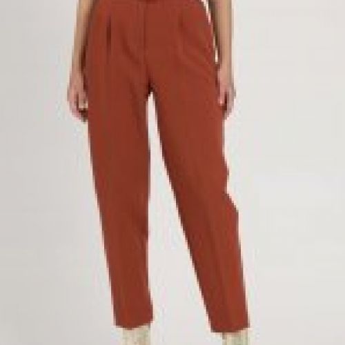 PANTALÓN DE TALLE ALTO EN COLOR TEJA CON CINTURÓN DE NAF NAF