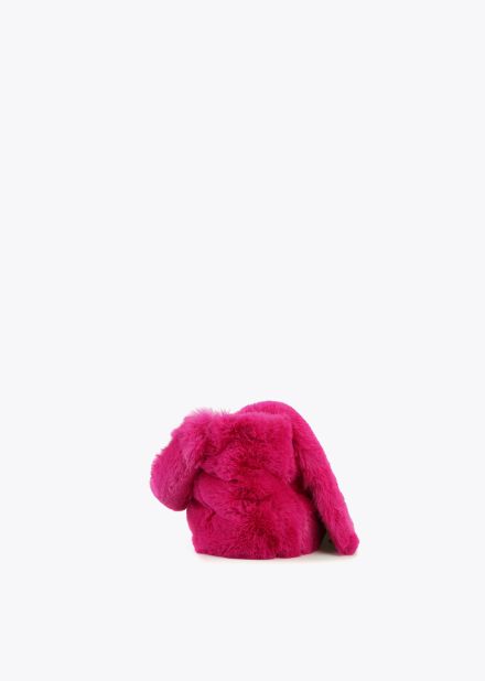 Bolso de pelo sintético en color fucsia con detalle M metálica, de Lola Casademunt