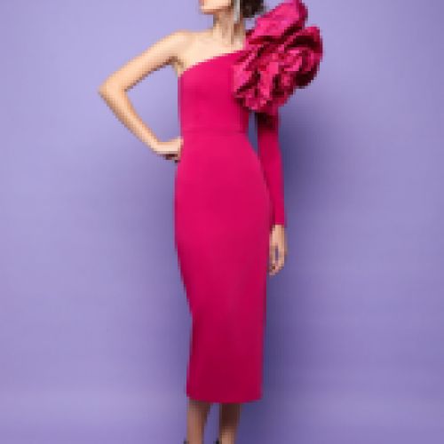 Vestido de crepe en color fúcsia intenso, largo midi con escote asimétrico y detalle volantes de tafetán, de Victoria Colección