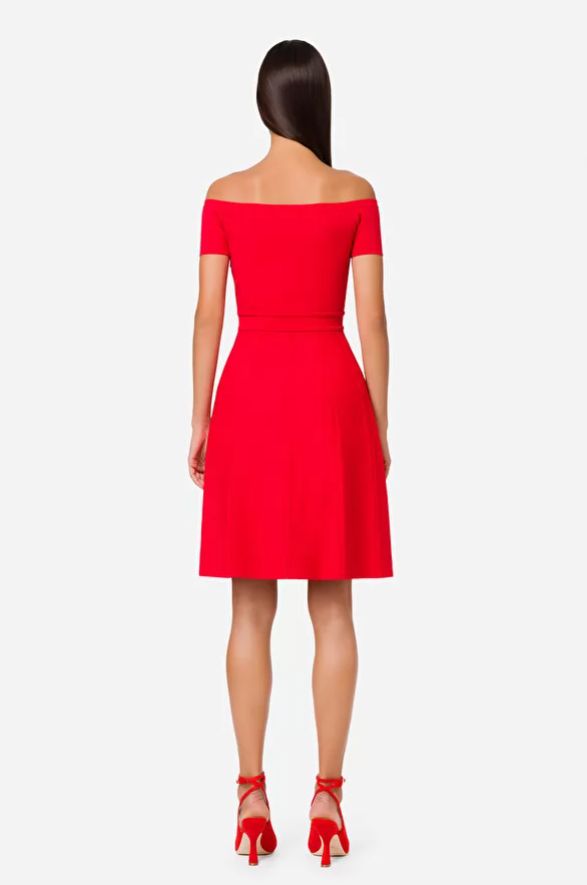 Vestido rojo de punto con detalles metálicos de logotipo en dorado de Elisabetta Frnachi