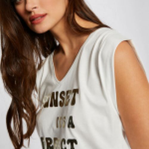Camiseta de manga corta en algodón de color blanco, con mensaje retro Sunset en color dorado de Morgan de Toi