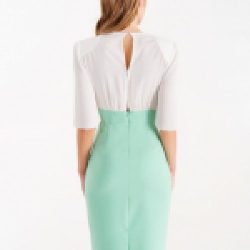 Vestido combinado con blusa de gasa en blanco y falda tubo en color aloe con detalle botones en cintura de Rinascimento