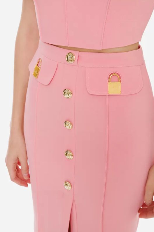 Falda entubada en color rosa peonía con corte central y detalle de botones en dorado con logotipo de Elisabetta Franchi