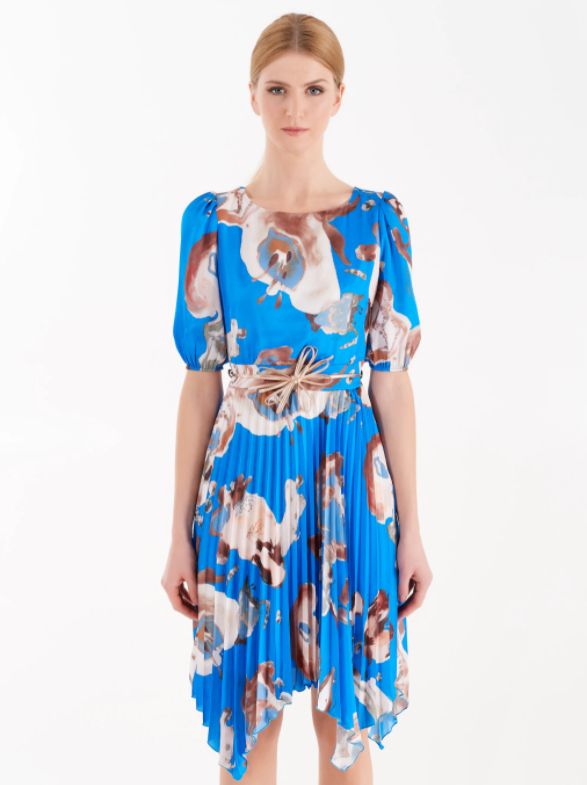 Vestido satinado con falda plisada asimétrica en color azulón con estampado en tonos tierra de Rinascimento