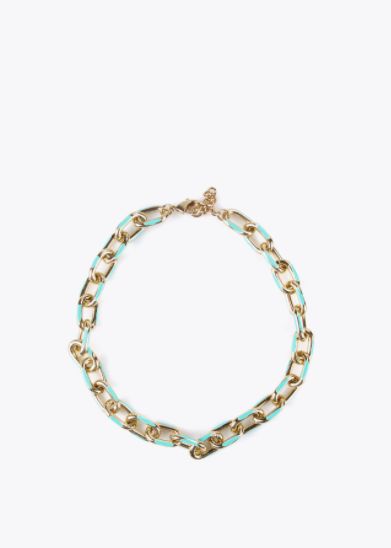 Collar corto de cadena dorada combinada con color azul de Lola Casademunt