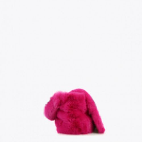 Bolso de pelo sintético en color fucsia con detalle M metálica, de Lola Casademunt
