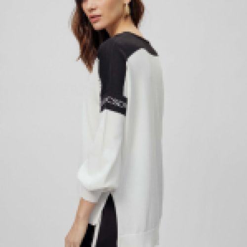 Jersey largo de punto, en blanco y negro con detalles logo y strass negro, de Lola Casademunt