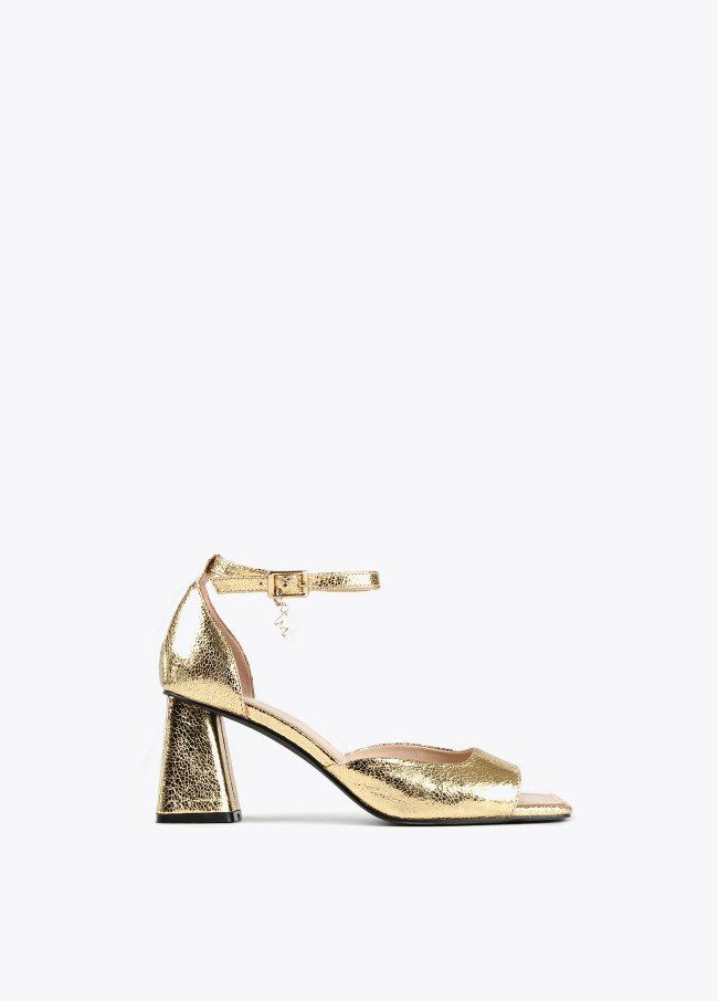 sandalia escotada oro tacon ancho lola