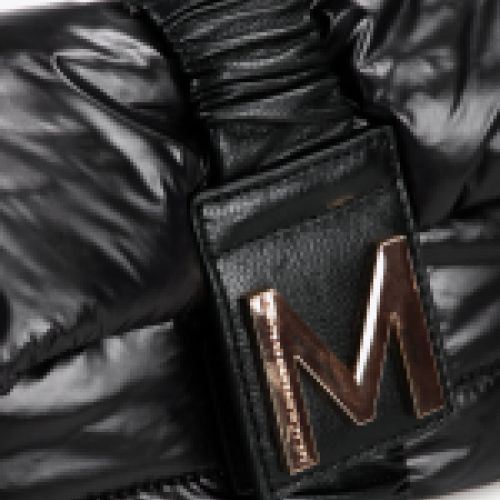 Bolso bandolera acolchado en color negro, cierre con M metálica, de Lola Casademunt