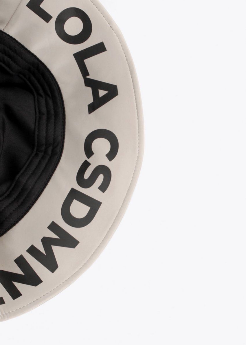 GORRO DE VINILO COLOR CREMA CON LOGO INTERIOR DE LOLA CASADEMUNT